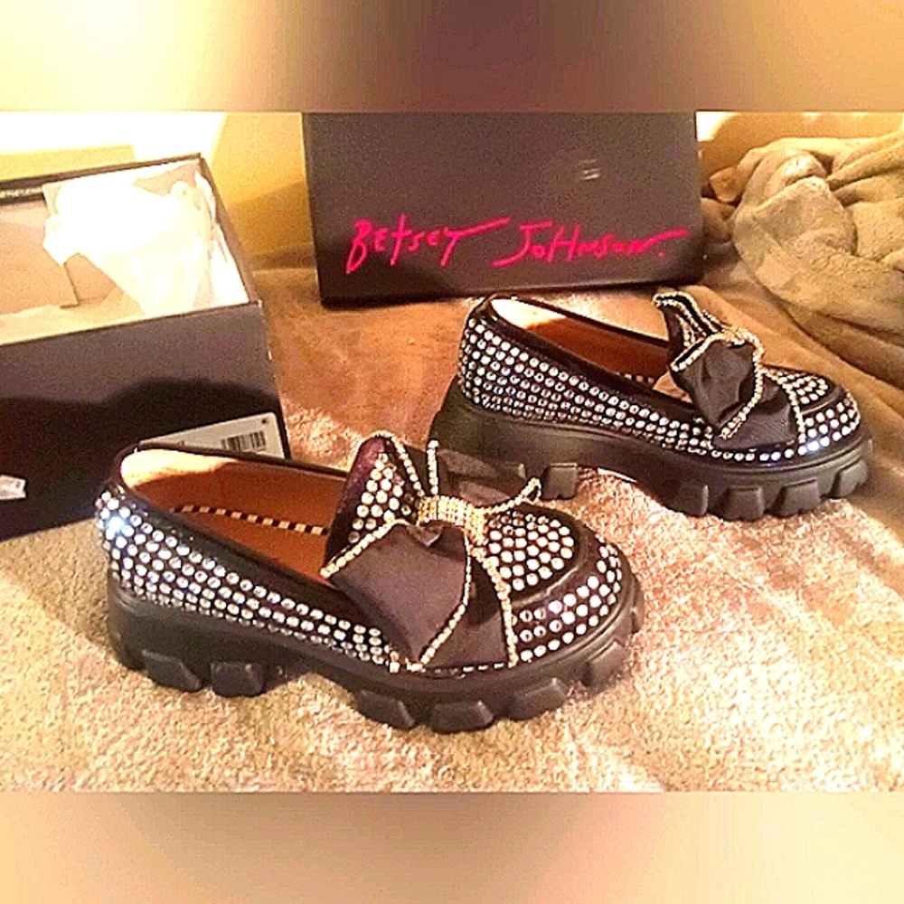 BETTY JOHNSON. VINCENT. SILVER. SIZE 5.5. NEW